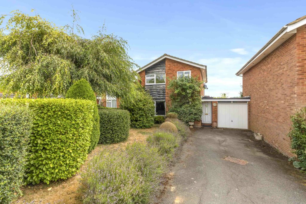 Clementi Avenue, Holmer Green, HP15