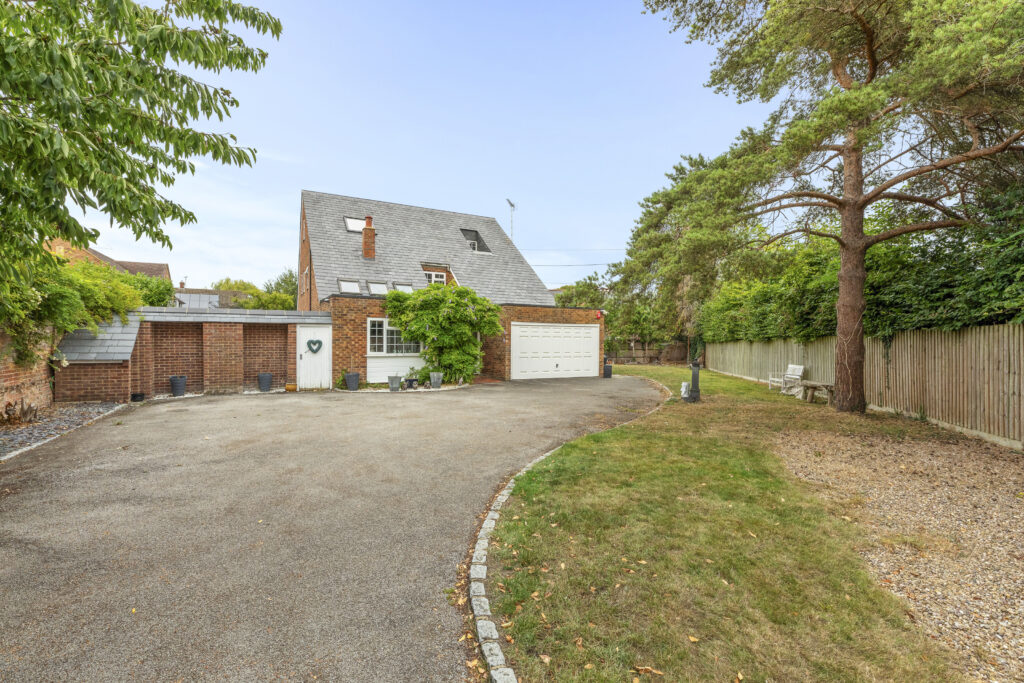 Brook End, Weston Turville, HP22