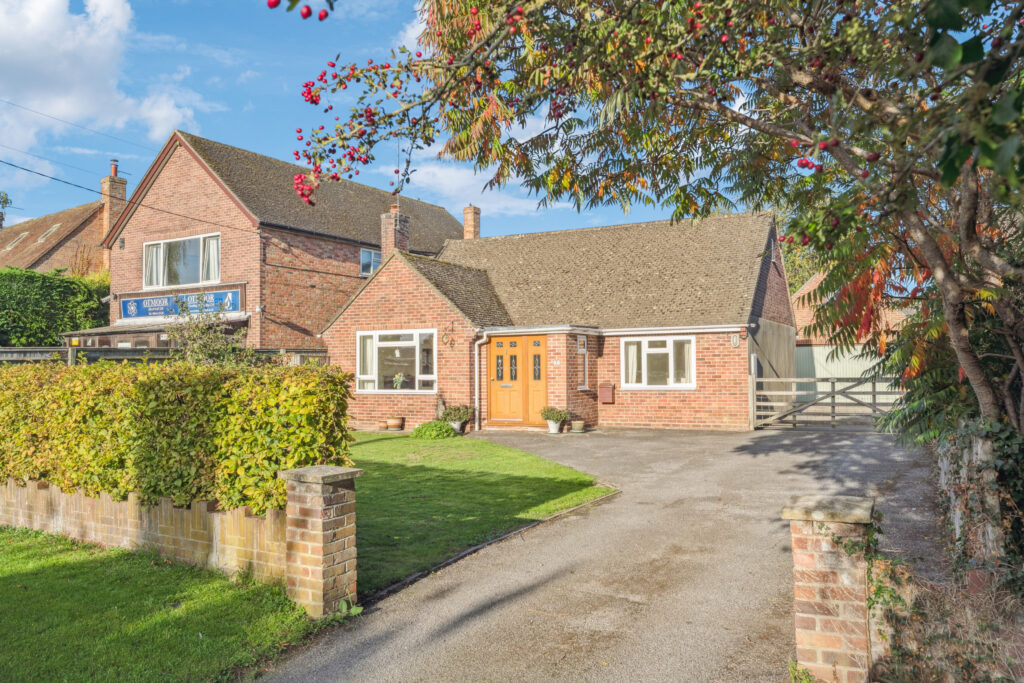 Worminghall Road, Ickford, HP18