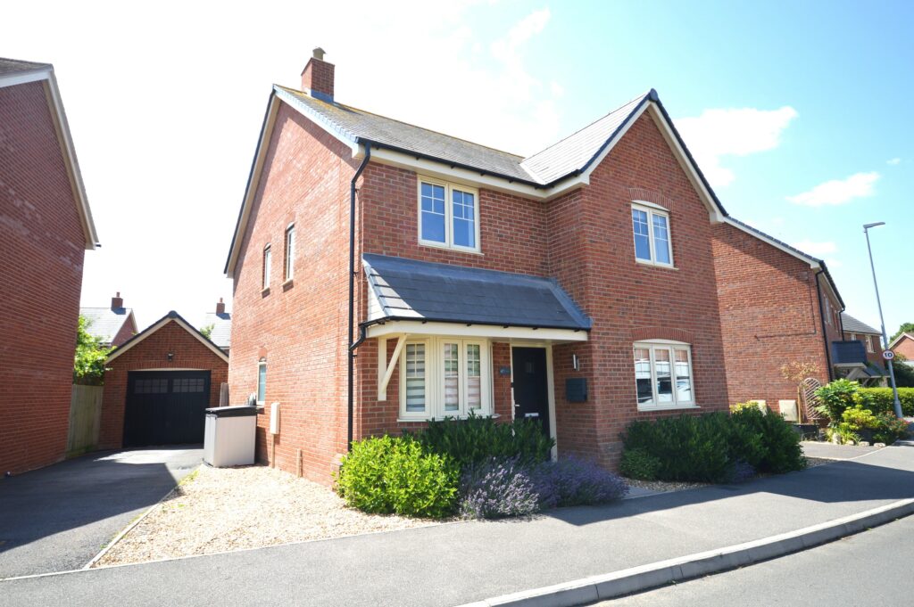 Chapel Drive, Aston Clinton, HP22