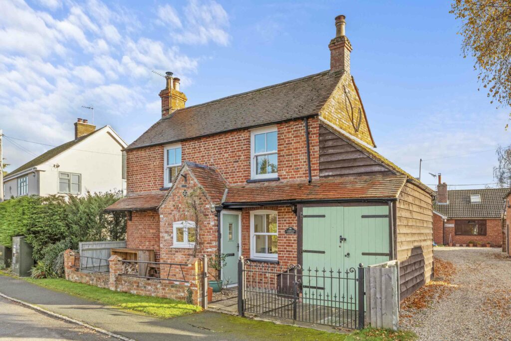 CRENDON ROAD SHABBINGTON BUCKINGHAMSHIRE HP18 9HE